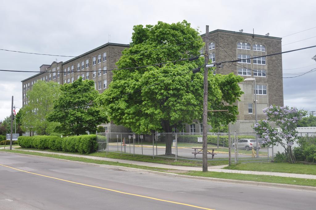 Moncton Suites - Apartments Across Georges Dumont ภายนอก รูปภาพ