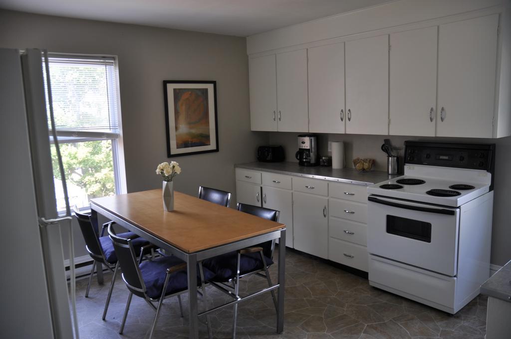Moncton Suites - Apartments Across Georges Dumont ภายนอก รูปภาพ