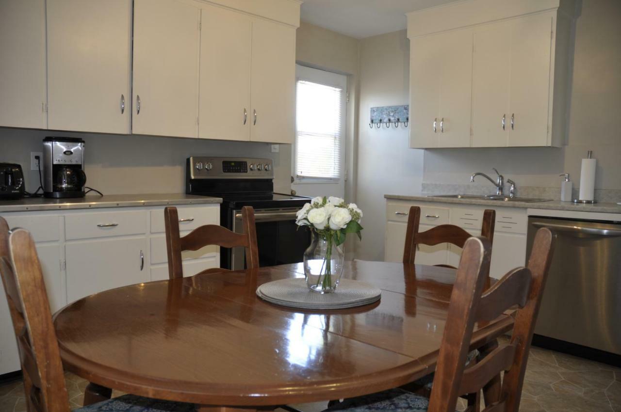 Moncton Suites - Apartments Across Georges Dumont ภายนอก รูปภาพ